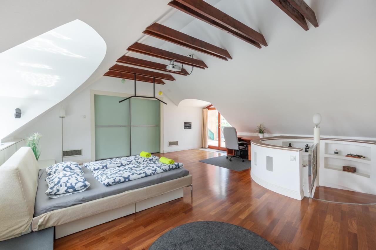 Penthouse With Free Parking And Free Bikes, Wellness 8 Min Walk Apartment